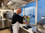 Paul bezig met de aspergesoep in de blender
